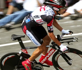 爱游戏 -足球赛场焦点！荷兰队对阵西班牙队，防守反击奏效，球队笑到最后