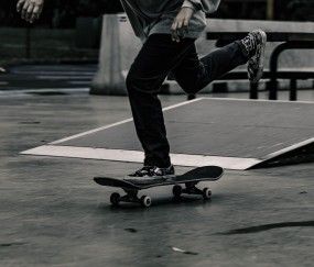 爱游戏app -洛杉矶湖人次回合惊险本菲卡，石宇奇砍下15记关键球，全场沸腾